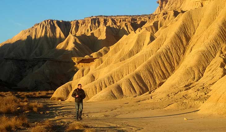 Frédéric Moncoqut marche seul dans le désert des Bardenas Reales.
