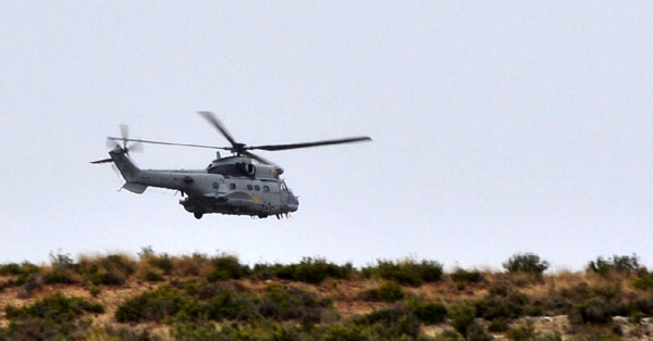 Un hélicoptère militaire dans le ciel des Bardenas.