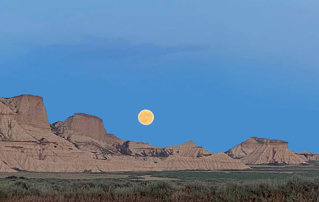 Pleine lune dans le désert des Badenas.