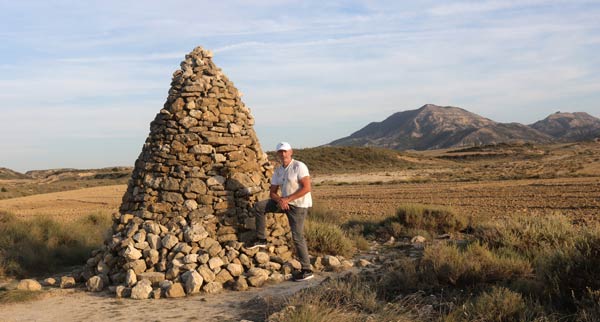 Fred Moncoqut prs du cairn de Zapata, dans les Bardenas.