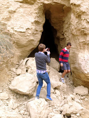 Enfants près de la grotte.