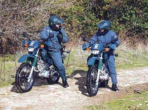 Policiers à motos.