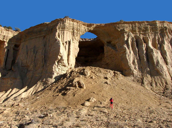 La grotte de la Ralla, vue d'en bas.