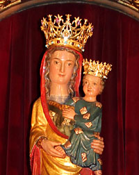 La statue de la vierge et l'enfant.