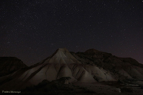 Le désert des Bardenas Reales la nuit.
