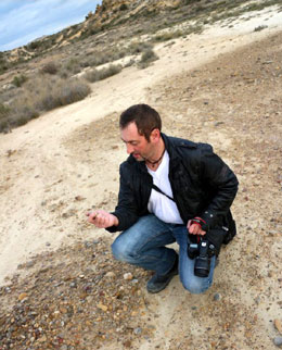 Frédéric Moncoqut cherche des fossiles dans les Bardenas.