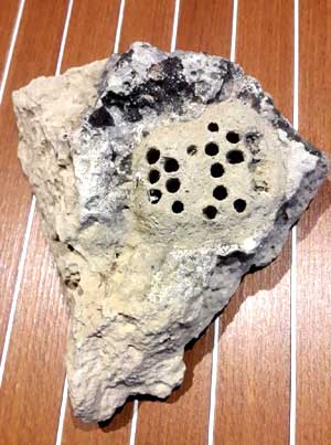 Etrange pierre trouvée dans le désert des Bardenas.