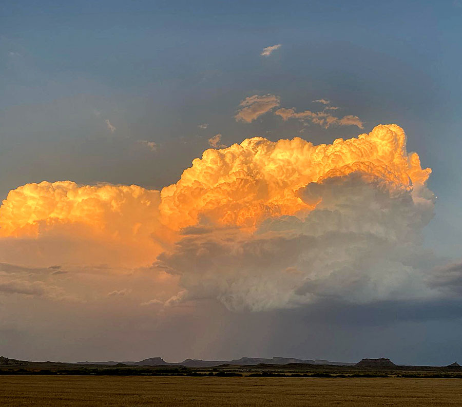 Photo du cumulonimbus au soleil couchant.