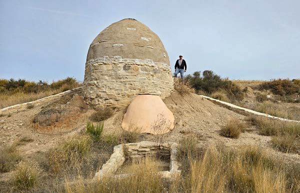 Fr�d�ric Moncoqut � proximit� d'un four � poix.