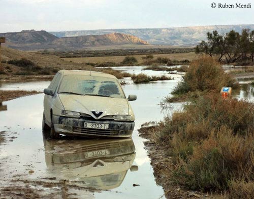 Une simple flaque d'eau peut bloquer une automobile.