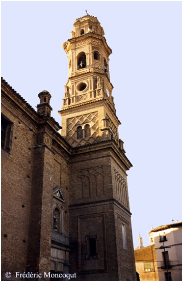 Eglise dotée d'une tour mudéjare.